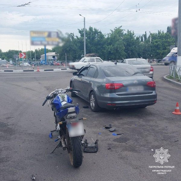 У Кропивницькому водій мотоцикла спричинив потрійну ДТП на перехресті з круговим рухом (ФОТО)