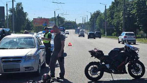 Водій мотоцикла в’їхав у легковик сьогодні у Кропивницькому