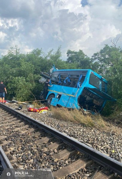 
У Словаччині потяг зіткнувся з автобусом: шестеро загиблих 