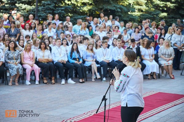 У Кропивницькому випускникам шкіл вручили медалі (ФОТОРЕПОРТАЖ)