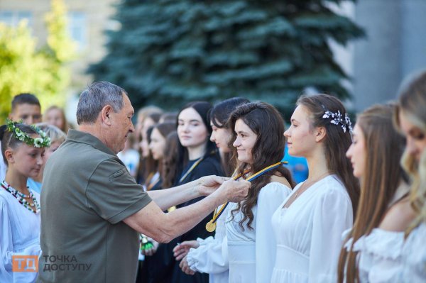 У Кропивницькому випускникам шкіл вручили медалі (ФОТОРЕПОРТАЖ)