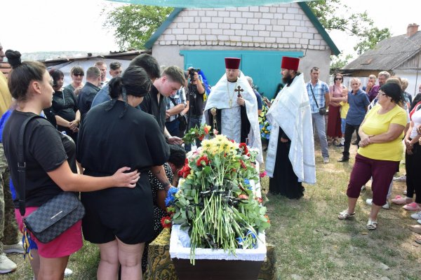 У селищі на Кіровоградщині попрощалися з військовим, який загинув на Харківщині