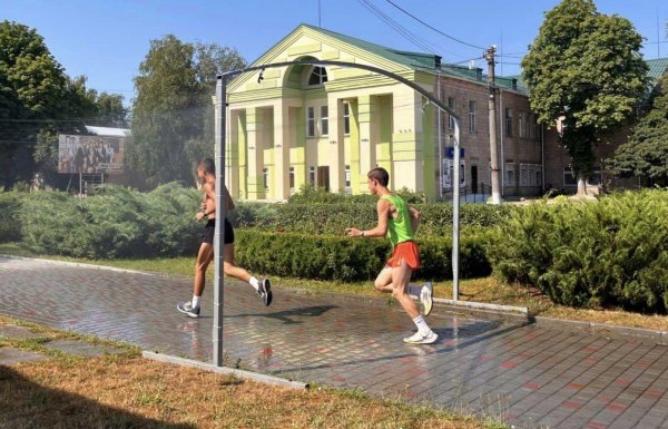 У центрі Новомиргорода встановили арку з розпилювачами води (ФОТО)