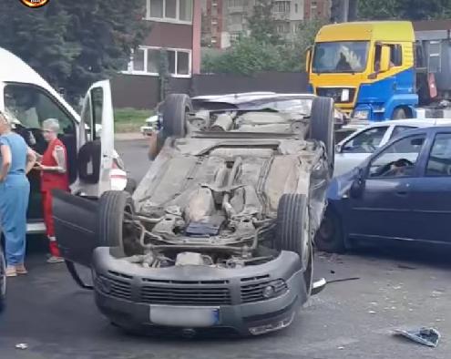 Травмувалися двоє людей: в поліції розповіли подробиці ДТП на Вокзальній у Кропивницькому