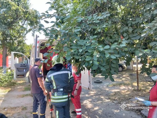 Жінку, яка впала у погреб і не змогла вибратись звідти, врятували надзвичайники Кіровоградщини