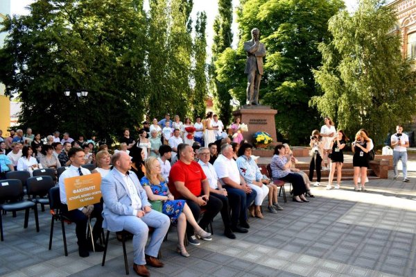 Випускникам ЦДУ імені Винниченка вручили дипломи (ФОТО)