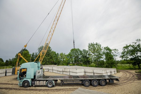 На кордоні між Латвією та Росією починають встановлювати плавучі стовпи
                                