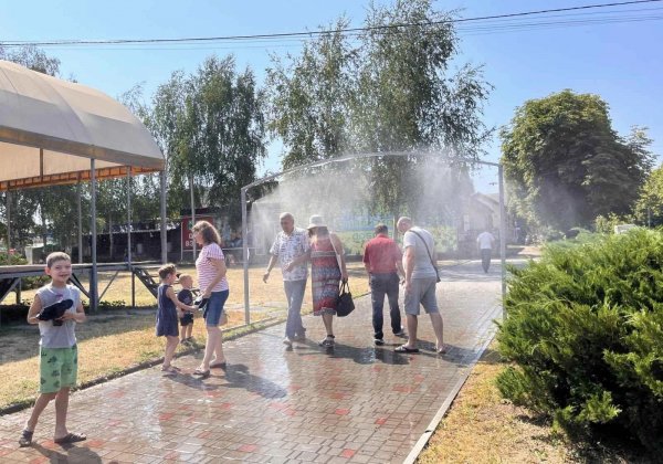 У центрі Новомиргорода встановили арку з розпилювачами води (ФОТО)