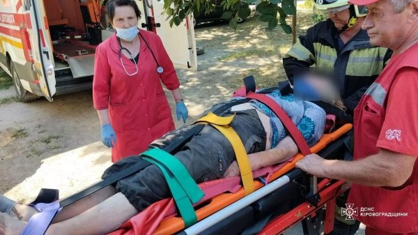 Жінку, яка впала у погреб і не змогла вибратись звідти, врятували надзвичайники Кіровоградщини