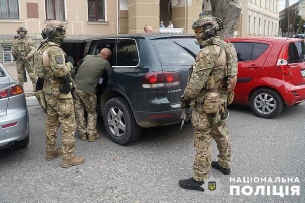 
На Тернопільщині в ТЦК "вибивали" хабарі з військовозобов'язаних: як працювала схема (фото)
