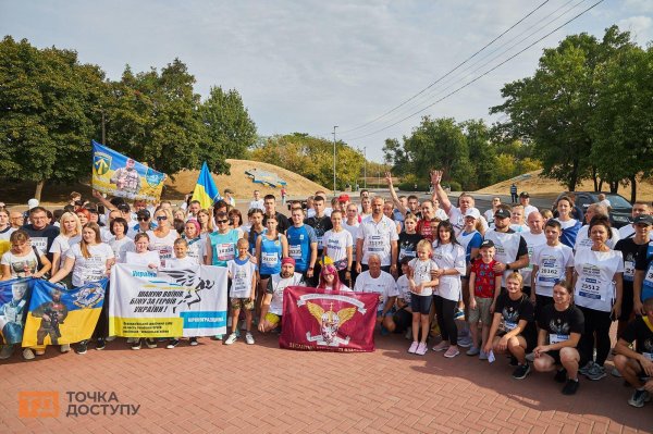 “Шаную воїнів, біжу за Героїв”: у Кропивницькому відбувся забіг у пам'ять про загиблих військових (ФОТОРЕПОРТАЖ)