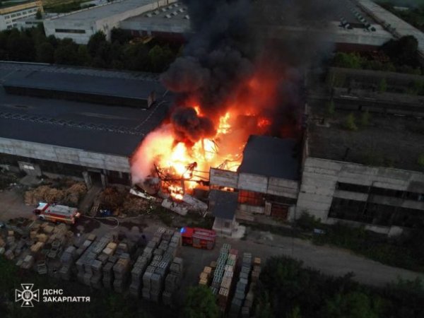 
В Ужгороді сталася потужна пожежа: в ДСНС повідомили ситуацію (фото)
