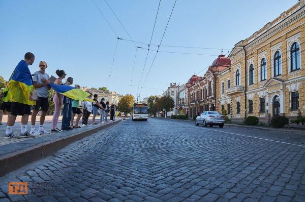 Вшанування пам'яті загиблих: у Кропивницькому зупинили рух центральною вулицею міста (ФОТО)