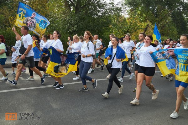 “Шаную воїнів, біжу за Героїв”: у Кропивницькому відбувся забіг у пам'ять про загиблих військових (ФОТОРЕПОРТАЖ)