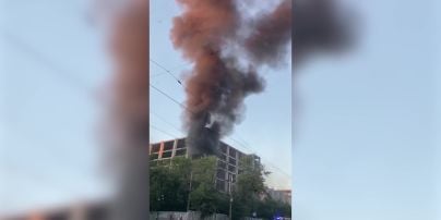 
У центрі Одеси під час ракетного удару спалахнув будинок (фото)
