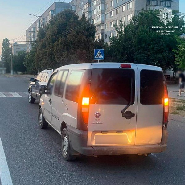 П’яний водій Fiat в’їхав у автівку, яка пропускала пішоходів на вулиці Незалежності у Кропивницькому (ФОТО)