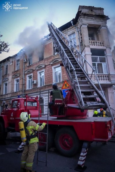 
У центрі Одеси під час ракетного удару спалахнув будинок (фото)
