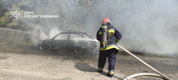 На Кіровоградщині двічі горіли автівки. Внаслідок однієї з пожеж травмувався чоловік (ФОТО)