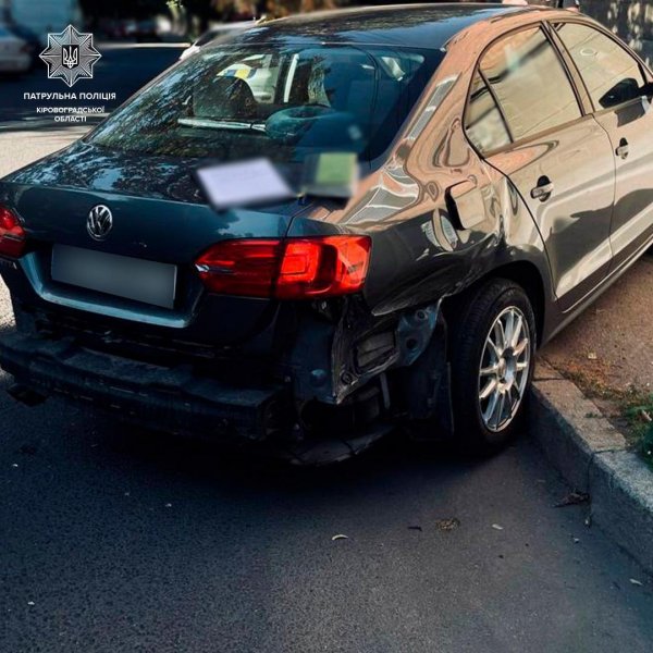 У центрі Кропивницького зіткнулися Peugeot та Volkswagen (ФОТО)