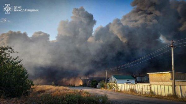 
У Миколаєві спалахнула пожежа: над містом піднімається чорний дим (фото)
