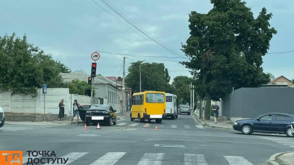 Пасажирська маршрутка і легковик зіткнулись у ДТП в Кропивницькому (ФОТО)