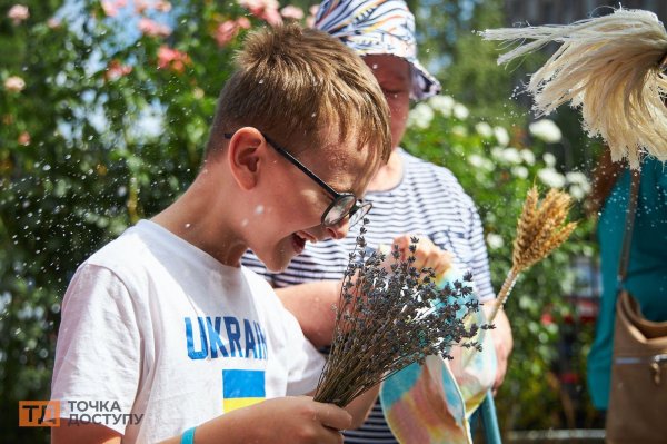 У Кропивницькому відзначили Медовий Спас. Фоторепортаж з храму Рівноапостольного князя Володимиpа