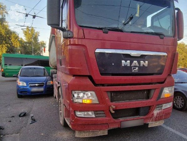 Кропивницький: на Вокзальній водійка Chevrolet в’їхала у вантажівку (ФОТО)