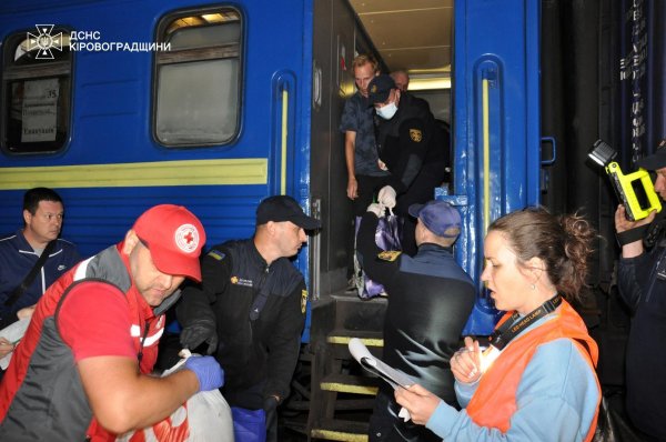 У Кропивницькому зустріли евакуаційний потяг, який прибув із Донеччини (ФОТО)