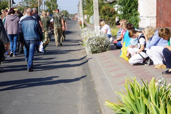 У громаді на Кіровоградщині попрощалися з військовслужбовцем Богданом Ляховським