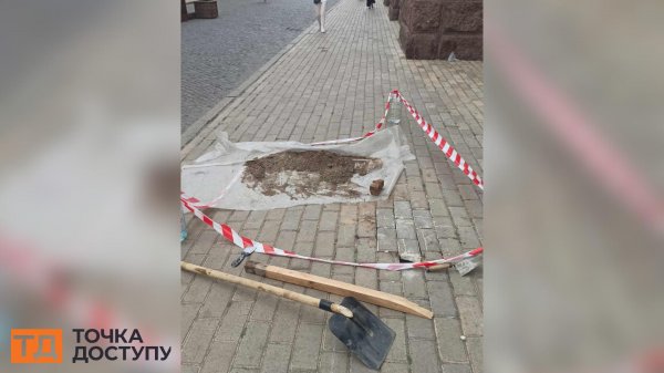 Посеред тротуару в центрі Кропивницького вирили яму та хотіли встановити флагшток: після розголосу будівництво зупинили (ОНОВЛЕНО)