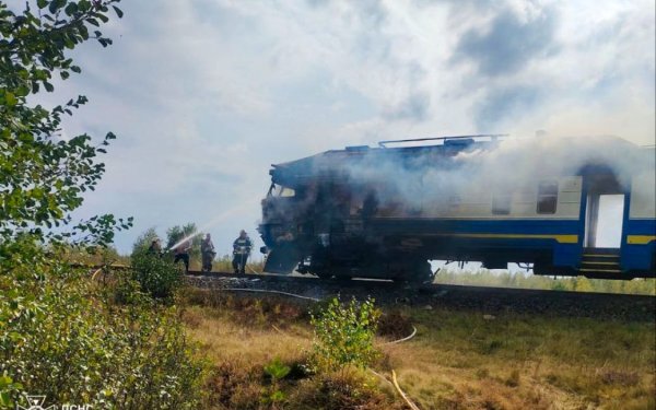 
На Рівненщині загорівся пасажирський потяг: з'явилися фото
