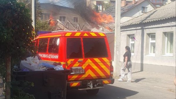 В центрі Кропивницького горить житловий будинок