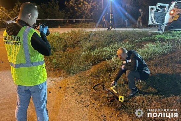 
Інцидент на Хмельниччині: чоловік розстріляв з автомата поліцейського і цивільного
