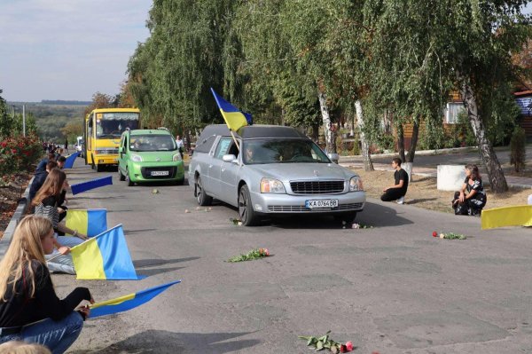 У громадах Кіровоградщини попрощалися з двома військовими (ФОТО)