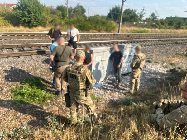 Підпалили об’єкт на залізниці та стежили за пунктами базування ЗСУ: у Кропивницькому затримали двох чоловіків