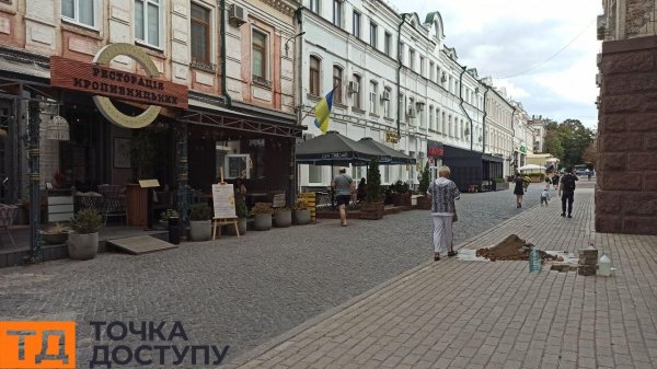 Посеред тротуару в центрі Кропивницького вирили яму та хотіли встановити флагшток: після розголосу будівництво зупинили (ОНОВЛЕНО)