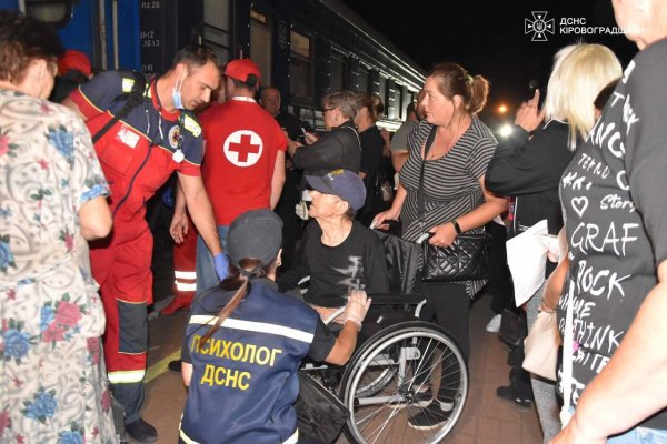 Другий евакуаційний потяг із Донеччини зустріли в Кіровоградській області (ФОТО)