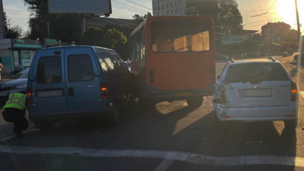 Водій пасажирської маршрутки у Кропивницькому зіткнувся з двома легковиками (ФОТО)