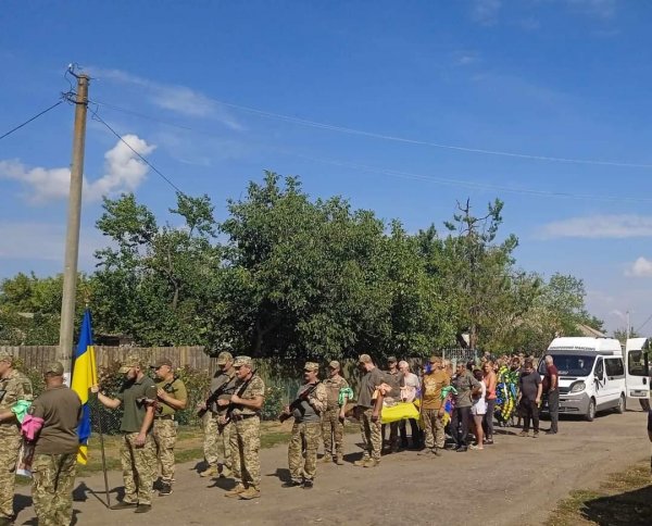 У громадах Кіровоградщини попрощалися з двома військовими (ФОТО)