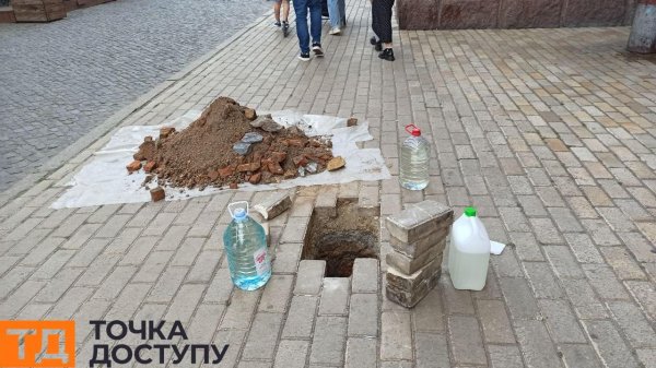 Посеред тротуару в центрі Кропивницького вирили яму та хотіли встановити флагшток: після розголосу будівництво зупинили (ОНОВЛЕНО)