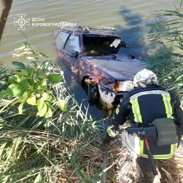 На Кіровоградщині легковик з’їхав із греблі у ставок: загинули двоє чоловіків