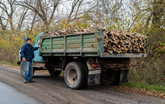 Машина із деревом