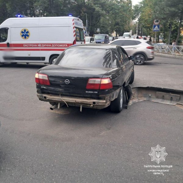 У Кропивницькому водійка Opel не пропустила “швидку” на перехресті: сталася ДТП (ФОТО)