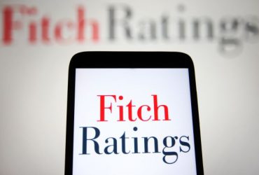 Смартфон з Fitch Ratings