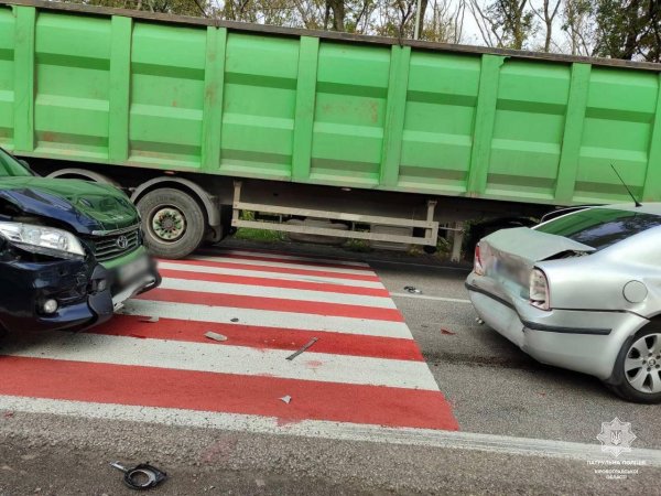 На трасі в Кіровоградській області водій авто Toyota вʼїхав у машину Skoda (ФОТО)