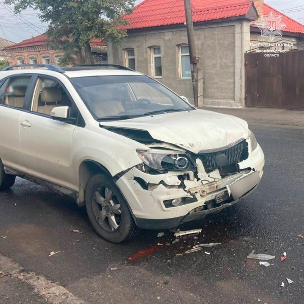 У Кропивницькому сталася ДТП: водій в'їхав у припарковану автівку