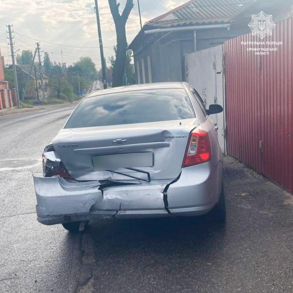 У Кропивницькому сталася ДТП: водій в'їхав у припарковану автівку