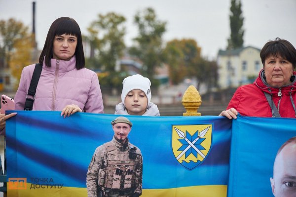 У Кропивницькому відбулася акція на підтримку військовополонених та зниклих безвісти (ФОТОРЕПОРТАЖ)