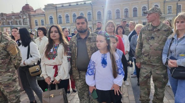 У Кропивницькому в День захисників і захисниць України нагородили військовослужбовців. Відзнаки вручили також рідним загиблих бійців