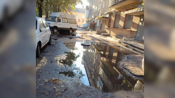 Кропивницький: через засмічену каналізацію двір будинку залило нечистотами